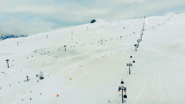 滑雪道位于多雪的山坡上视频素材