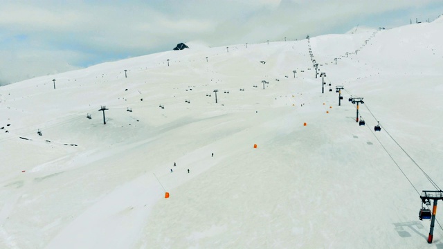 人们和缆车沿着滑雪道行驶视频素材