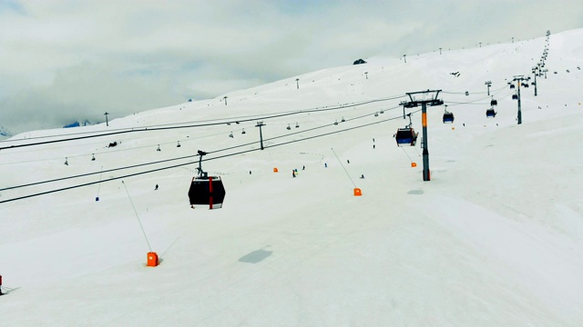 滑雪跑与索道和人视频素材