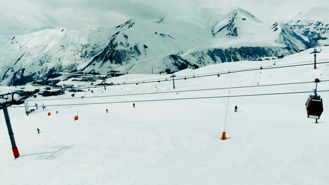 有缆车的高山滑雪胜地。滑雪电梯索道在山上。视频素材