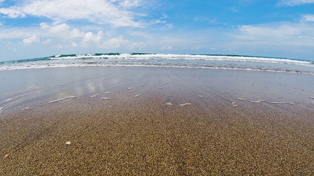 慢镜头海浪在完美的沙滩上视频素材