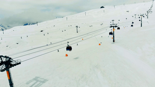 缆车正沿着滑雪道行驶视频素材