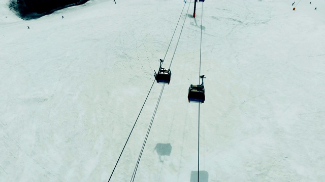 在俯视图中带有移动索道的索道。滑雪电梯索道在山上。视频素材