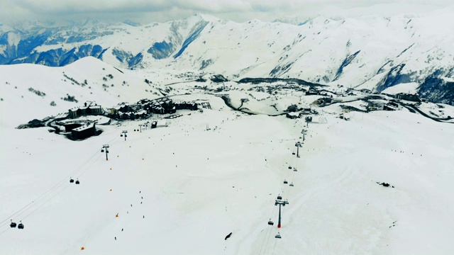 有很多雪的风景和滑雪胜地有索道视频素材