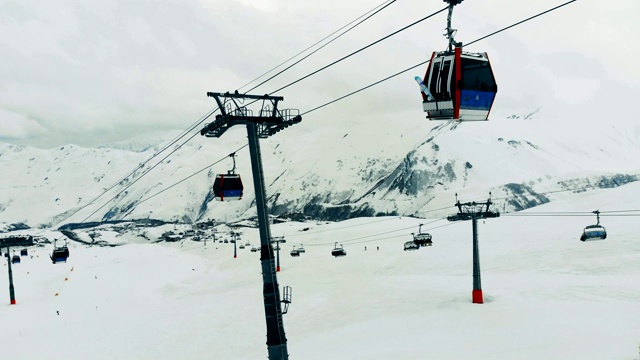 小屋正沿着山上的索道移动。滑雪电梯索道在山上。视频素材