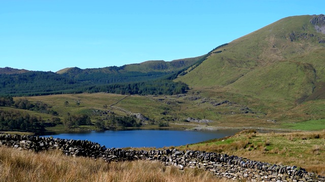 Rhyd Ddu附近的Llyn和Gadair山湖的壮丽景色视频素材