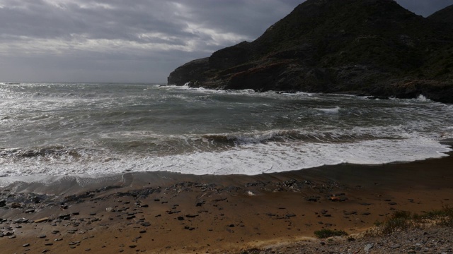 西班牙海滩在多云天气海浪。视频素材