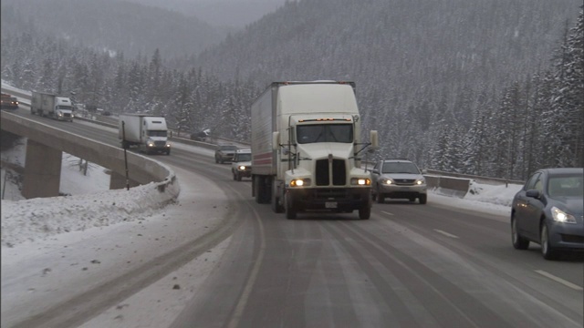 卡车和汽车在科罗拉多州的雪山公路上行驶。视频素材