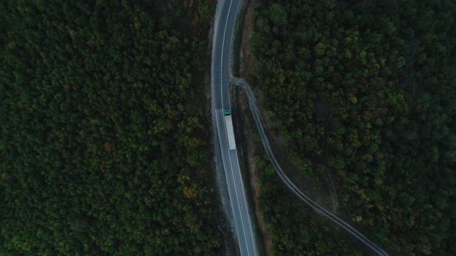 从无人机在夜间弯曲的道路视频素材