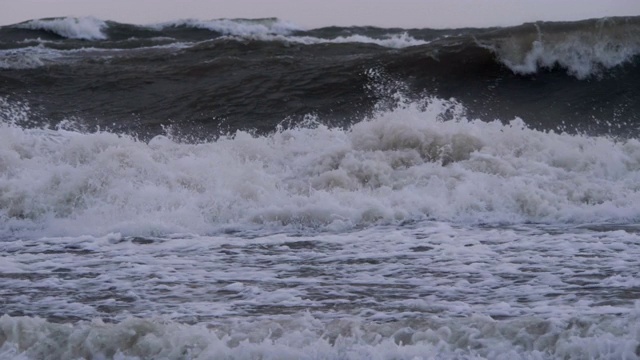 极其巨大的海浪冲击海岸，太平洋美丽的海浪。超级慢动作。暴风雨中的海浪。强烈的海洋热带飓风。全球变暖。恶劣天气气旋飓风风。视频素材