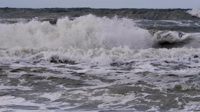 极其巨大的海浪冲击海岸，太平洋美丽的海浪。超级慢动作。暴风雨中的海浪。强烈的海洋热带飓风。全球变暖。恶劣天气气旋飓风风。视频素材