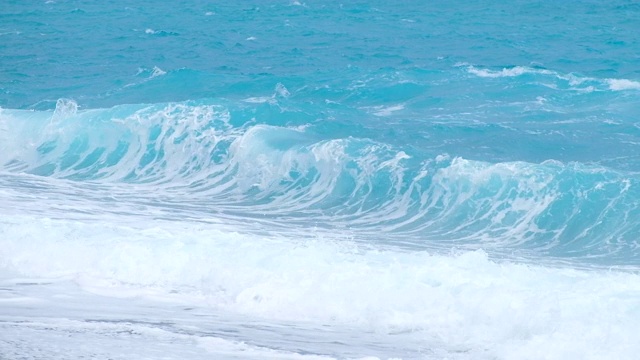 海浪拍打着海滩。视频素材