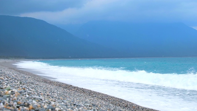 海浪拍打着海滩。视频素材