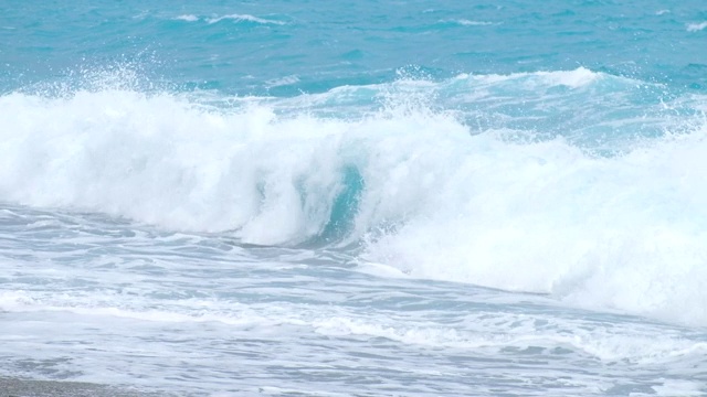 海浪拍打着海滩。视频素材