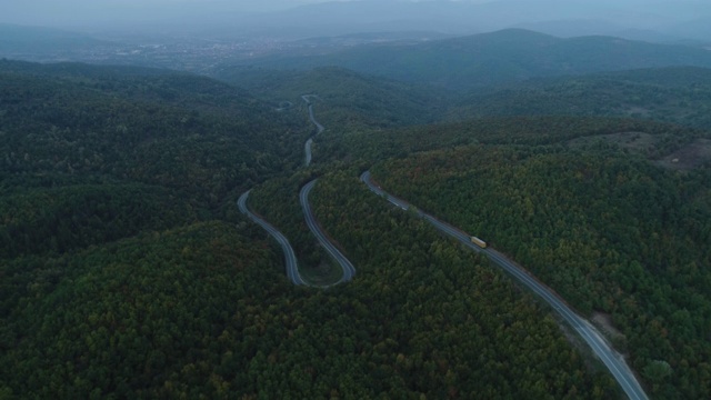 从鸟瞰图看弯曲的道路视频素材