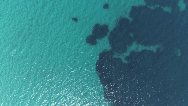 鸟瞰图。平静清澈的蓝色海水背景。4 k视频素材