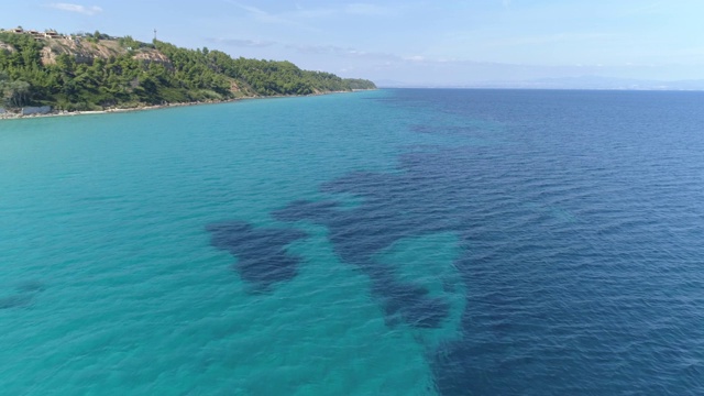 鸟瞰图。平静清澈的蓝色海水。4 k视频素材