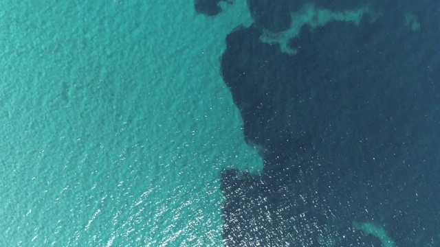 鸟瞰图。平静清澈的蓝色海水背景。4 k视频素材