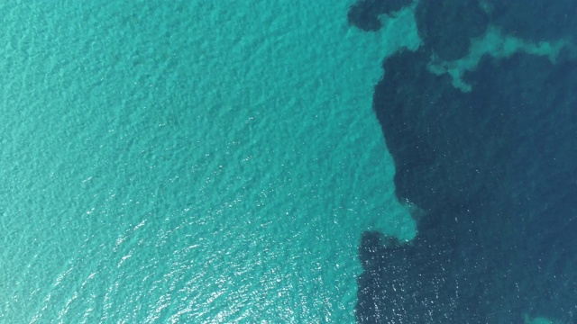 鸟瞰图。平静清澈的蓝色海水背景。4 k视频素材