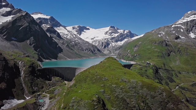 奥地利萨尔茨堡地区的Hohe Tauern卡普伦高山水库Mooserboden Stausee的空中全景图。视频素材