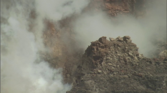 烟从火山裂缝中升起。视频素材