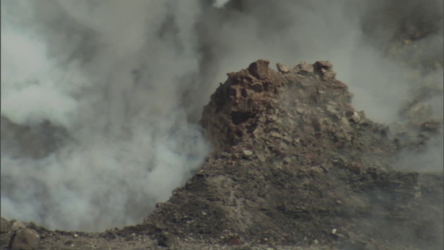 烟从火山裂缝中升起。视频素材