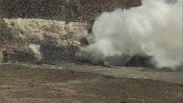 浓烟从火山裂缝中滚滚而出。视频素材