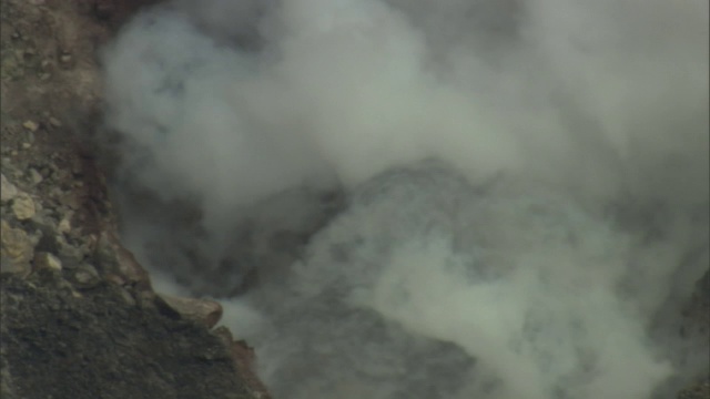 浓烟从火山裂缝中滚滚而出。视频素材