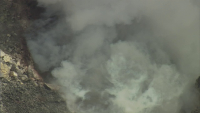 浓烟从火山裂缝中滚滚而出。视频素材