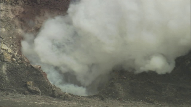 浓烟从火山裂缝中滚滚而出。视频素材