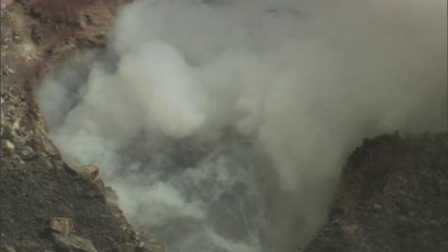 浓烟从火山裂缝中滚滚而出。视频素材