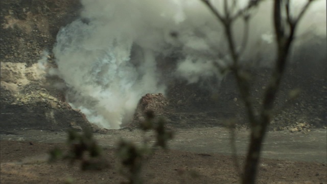 烟从火山裂缝中升起。视频素材