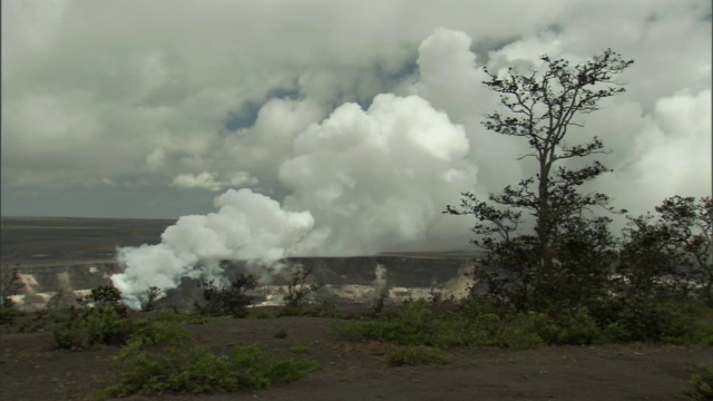 烟从火山裂缝中升起。视频素材