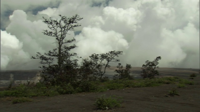 烟从火山裂缝中升起。视频素材