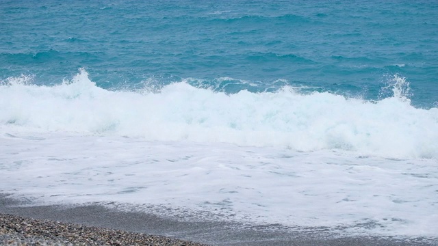 海浪拍打着海滩。视频素材