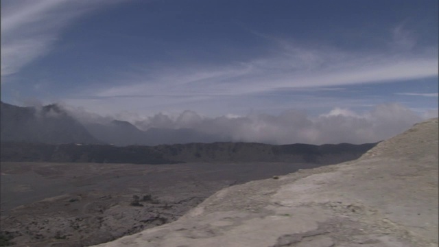 火山后面的山顶部分被一层云遮住了。视频素材