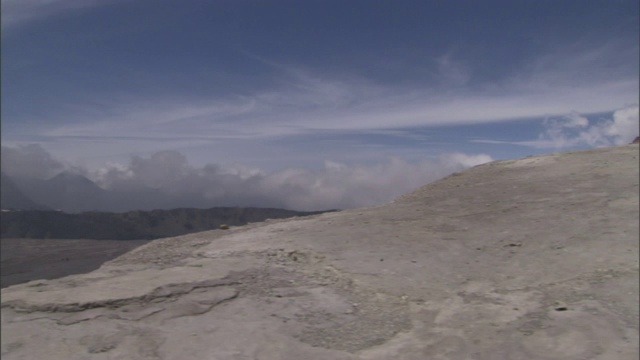 火山后面的山顶部分被一层云遮住了。视频素材