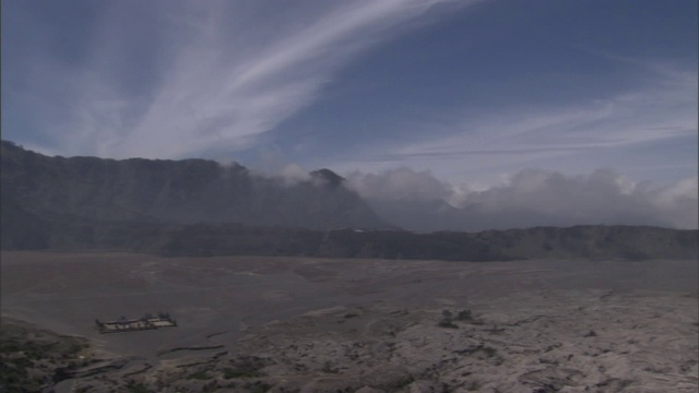 火山后面的山顶部分被一层云遮住了。视频素材