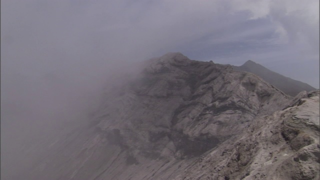 浓雾部分遮蔽了火山。视频素材