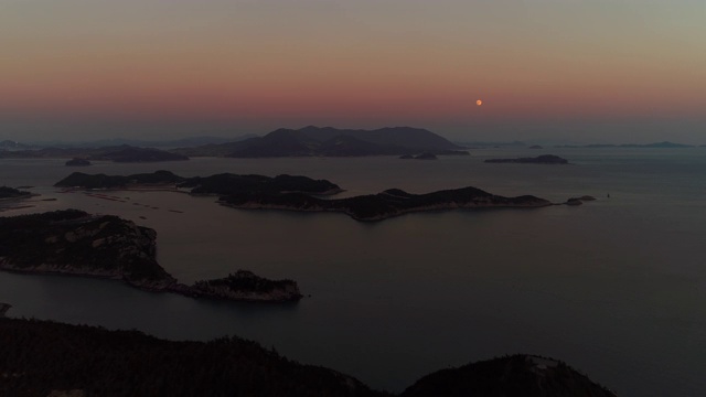 韩国全罗南道的大延岛/万道都岛的黎明满月景色视频素材