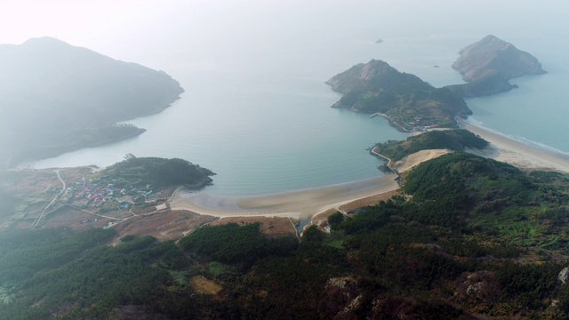 韩国全罗南道宇都岛/锡南郡的东莫海滩和沙丘视频素材