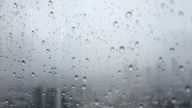 雨滴落在窗户玻璃上与曼谷的城市景观视频素材