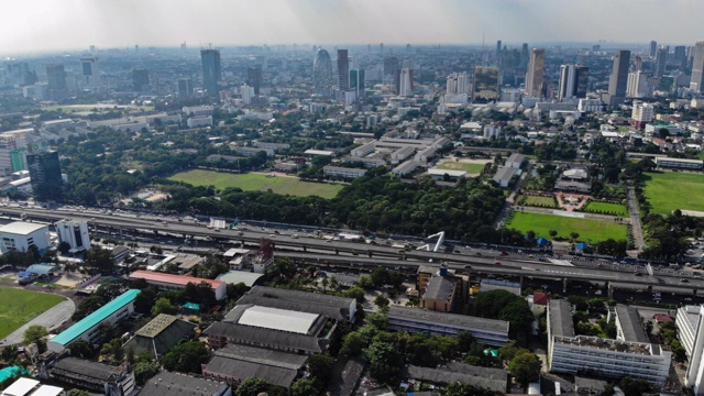 盯着高速公路视频素材