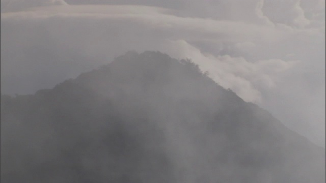 水汽在山前升起。视频素材