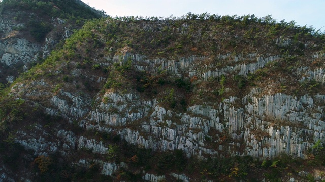 Byeongpungbawi岩，位于韩国全罗南道，Geumdangdo岛/ wan -gun的Jusangjeolli悬崖(玄武岩柱)视频素材