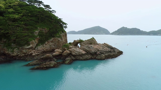 Jidobawi岩(朝鲜半岛形岩)位于韩国全罗南道黑山岛/西南郡视频素材