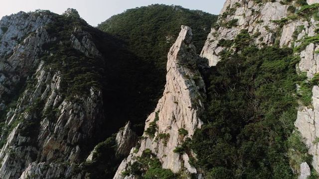 韩国全罗南道弘道岛/西南郡的Gongjaksaebawi岩视频素材