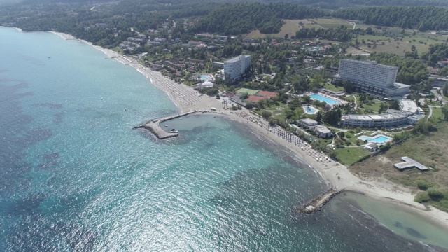 鸟瞰图。位于地中海海岸的大型度假综合体。4K视频素材