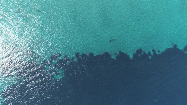 鸟瞰图。平静清澈的蓝色海水背景。4 k视频素材