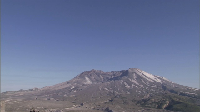 蓝色的天空环绕着一座不活跃的火山。视频素材